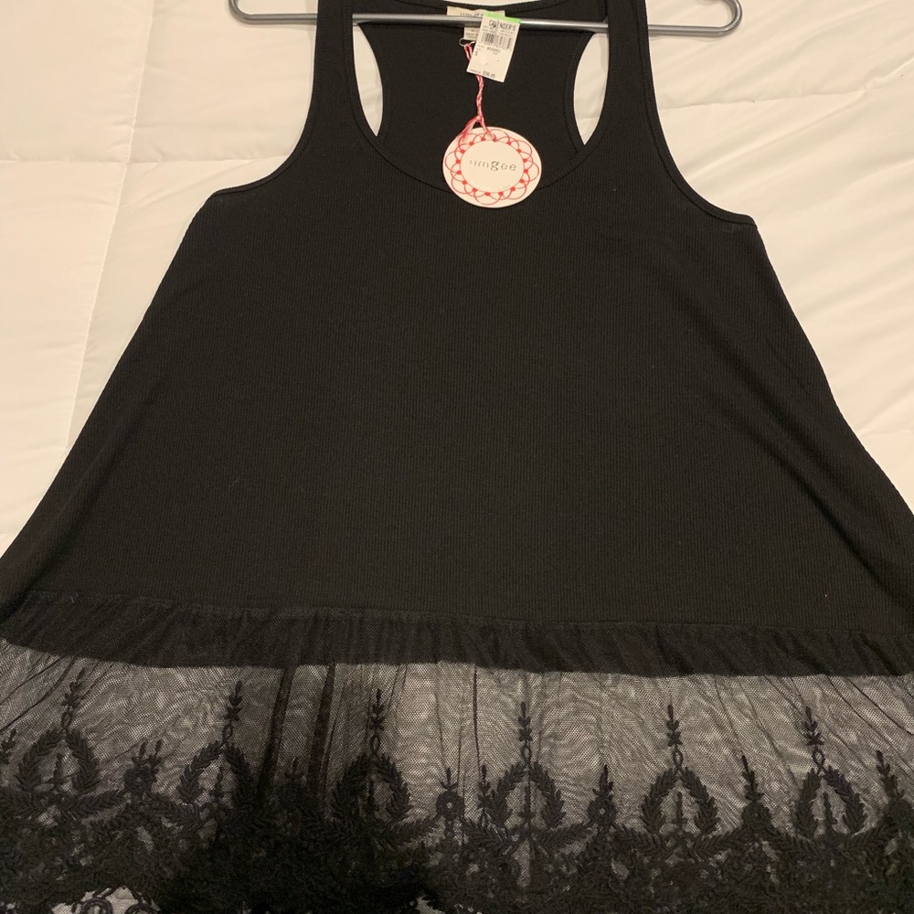 Woman’s black Razorback tank
